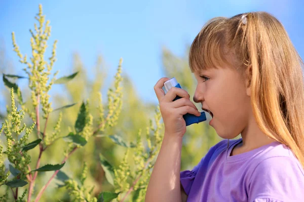 Dziewczynka z inhalatorem cierpiąca na alergię na ragweed na świeżym powietrzu — Zdjęcie stockowe