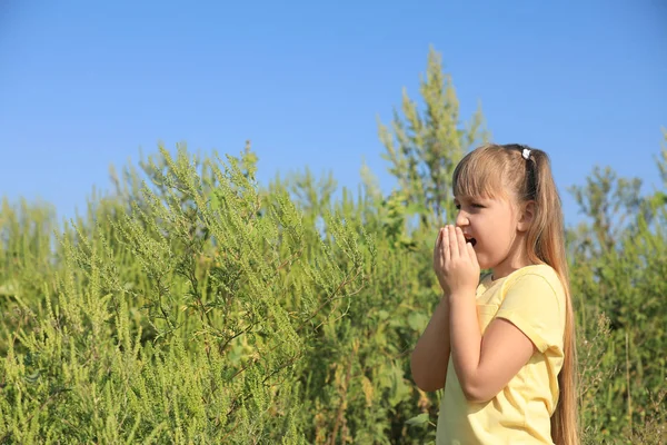 Niña que sufre de alergia a la ambrosía al aire libre — Foto de Stock