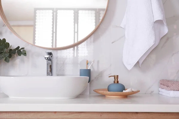 Stylish bathroom interior with vessel sink and decor elements — Stock Photo, Image