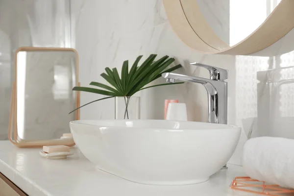 Elegante bagno interno con lavandino del vaso ed elementi di arredamento — Foto Stock