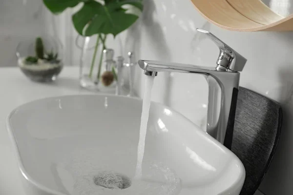 Waschbecken mit fließendem Wasser im modernen Badezimmer — Stockfoto