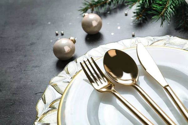 Gri arkaplanda Noel masası ayarları, yakın plan