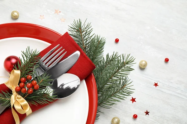 Kerst tafel setting op witte achtergrond, close-up — Stockfoto