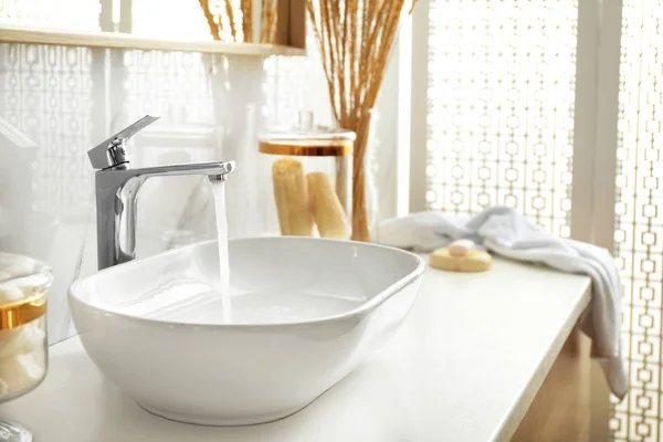 Стильна біла раковина в сучасному інтер'єрі ванної кімнати — стокове фото