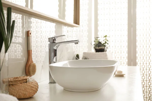 Stijlvolle witte wastafel in moderne badkamer interieur — Stockfoto