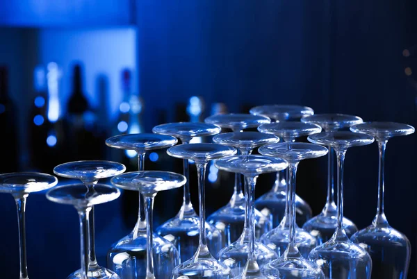 Veel lege schone glazen in bar, close-up uitzicht — Stockfoto