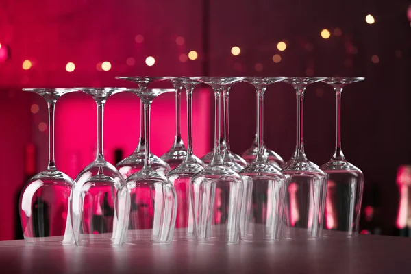 Empty clean glasses on counter in bar — Stock Photo, Image