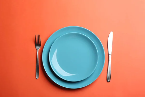 Elegante Tischdekoration auf orangefarbenem Hintergrund, flach gelegt — Stockfoto