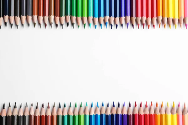 Beyaz arka planda renkli kalemlerle kompozisyon, düz yatış. Metin için boşluk — Stok fotoğraf