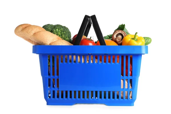 Cesta de compras com produtos de mercearia em fundo branco — Fotografia de Stock