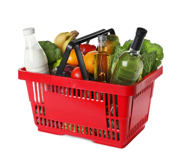 Cesta de compras com produtos de mercearia em fundo branco — Fotografia de Stock