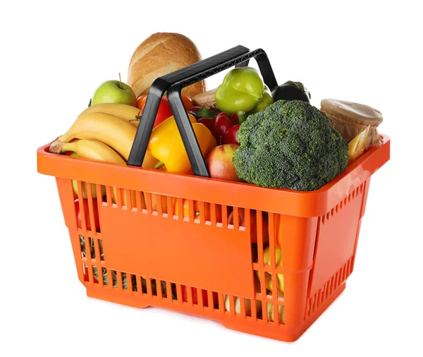 Panier avec produits d'épicerie sur fond blanc — Photo