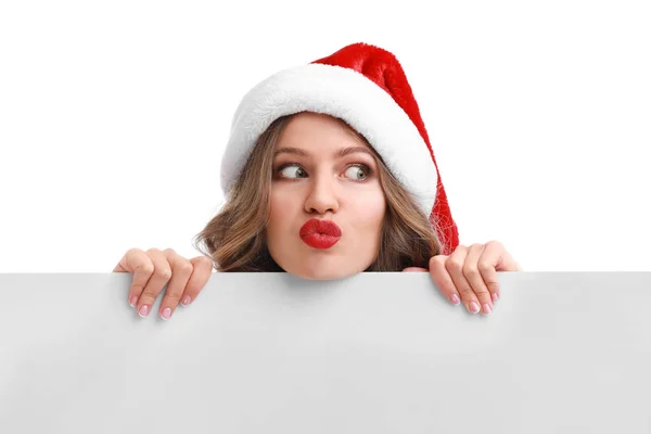 Güzel Noel Baba kızı beyaz arka planda boş bir pankarttan dikizliyor. Noel kutlaması — Stok fotoğraf