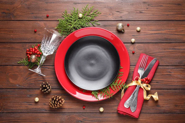 Ahşap arka planda güzel bir Noel masası, düz uzanmış.