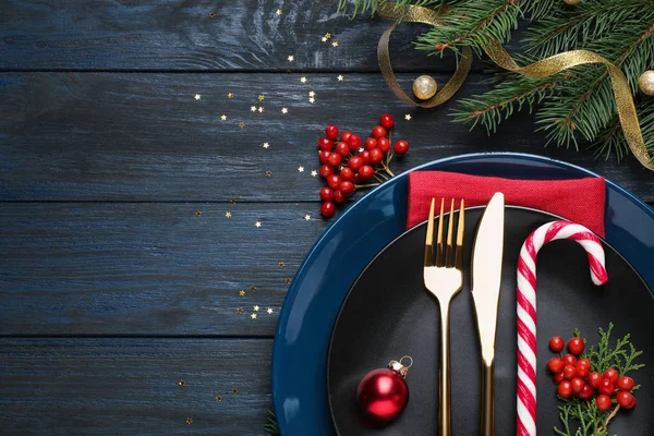 Όμορφο χριστουγεννιάτικο τραπέζι ρύθμιση σε σκούρο ξύλινο φόντο, επίπεδη lay. Χώρος για κείμενο — Φωτογραφία Αρχείου