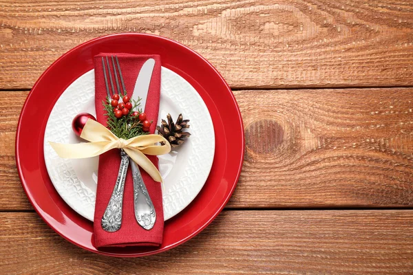Όμορφο χριστουγεννιάτικο τραπέζι ρύθμιση σε ξύλινο φόντο, πάνω άποψη. Χώρος για κείμενο — Φωτογραφία Αρχείου