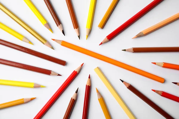 Sammansättning med färg pennor på vit bakgrund, ovanifrån — Stockfoto