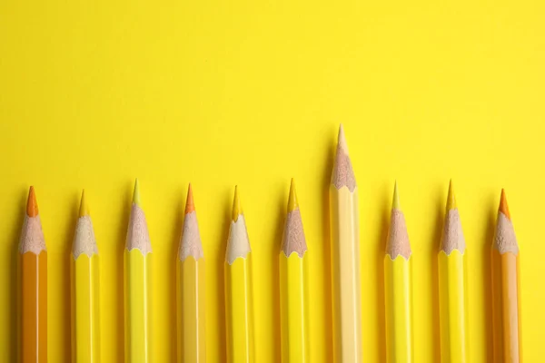 Плоска композиція з кольоровими олівцями на жовтому фоні — стокове фото