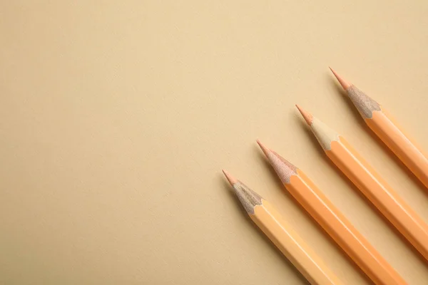 Composizione flat lay con matite di colore su sfondo beige. Spazio per testo — Foto Stock