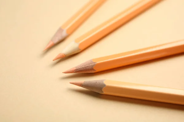 Композиція з кольоровими олівцями на бежевому фоні — стокове фото