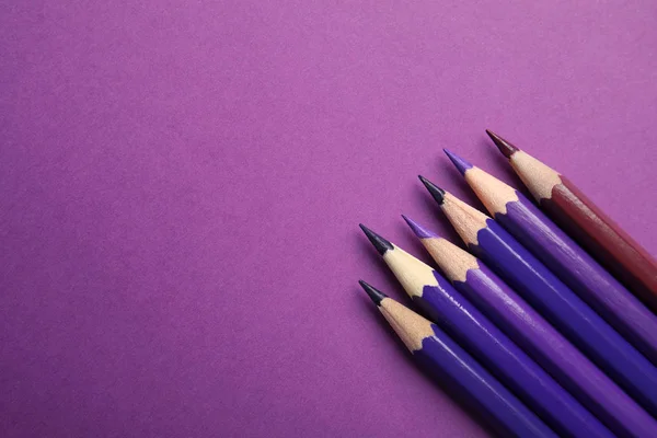 Composição de leigos planos com lápis de cor no fundo roxo. Espaço para texto — Fotografia de Stock