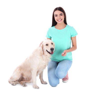 Beyaz arka planda genç kadın ve onun Golden Retriever köpeği