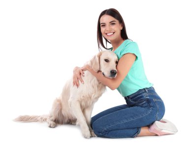 Beyaz arka planda genç kadın ve onun Golden Retriever köpeği