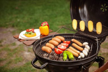 Açık havada lezzetli taze yiyeceklerle barbekü ızgarası