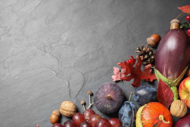 Gri arka planda sonbahar sebzeleri ve meyvelerle düz kompozisyon, metin için boşluk. Şükran günün kutlu olsun.