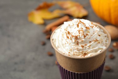 Gri masada lezzetli balkabağı aromalı latte, yakın plan.