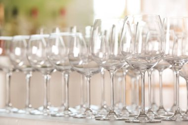 Bulanık arkaplan karşısında boş bardaklar