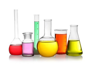 Beyaz arka planda renkli sıvılar bulunan laboratuvar camları.