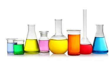 Beyaz arka planda renkli sıvılar bulunan laboratuvar camları.