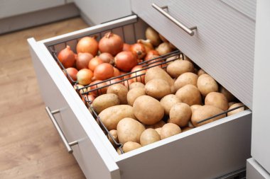 Mutfakta patates ve soğanlı açık çekmece. Düzenli depo