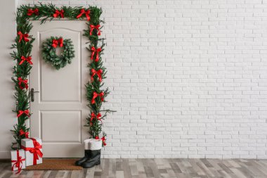 Süslü kapılarla süslü koridorlar ve Noel hediyeleri, metin için yer