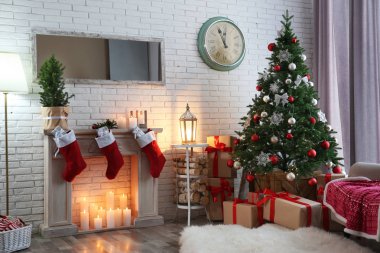 Güzel Noel ağacı ve dekoratif şöminesi olan şık bir iç mekan.