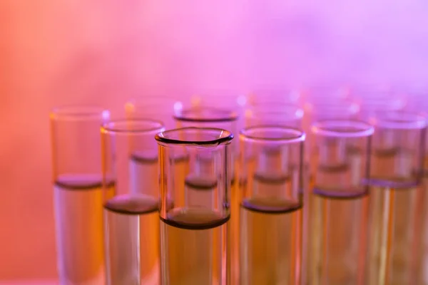 液体、色トーン効果を持つ多くの試験管のクローズアップビュー — ストック写真