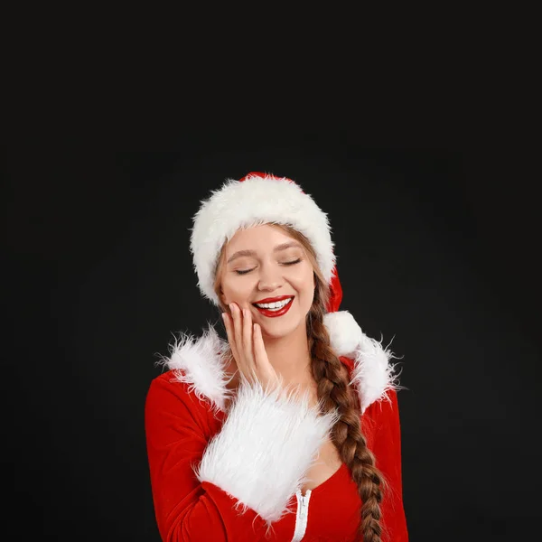 Siyah arka plan üzerinde güzel Santa kız. Noel arifesi — Stok fotoğraf