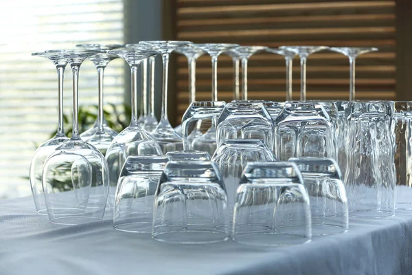 Uppsättning tomma glas på bordet inomhus — Stockfoto