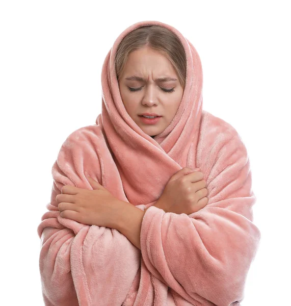 Νεαρή γυναίκα που υποφέρει από κρύο σε λευκό φόντο — Φωτογραφία Αρχείου