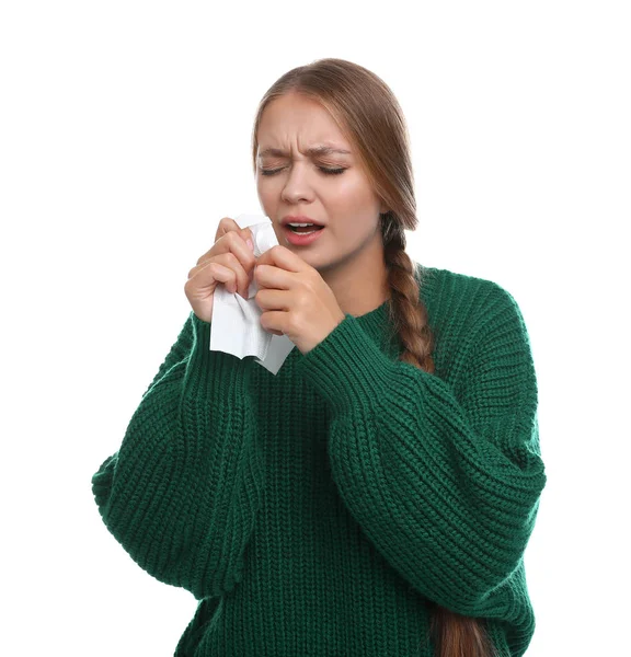 Молодая женщина страдает от холода на белом фоне — стоковое фото