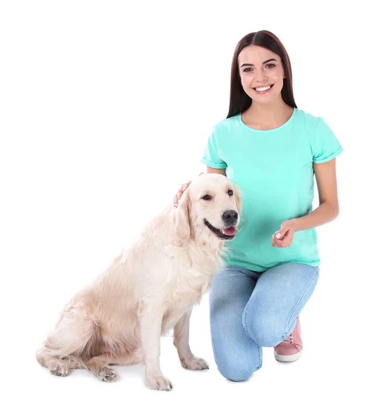 Jonge vrouw en haar Golden Retriever hond op witte achtergrond — Stockfoto