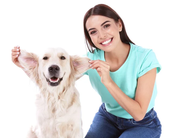 Jonge vrouw en haar Golden Retriever hond op witte achtergrond — Stockfoto