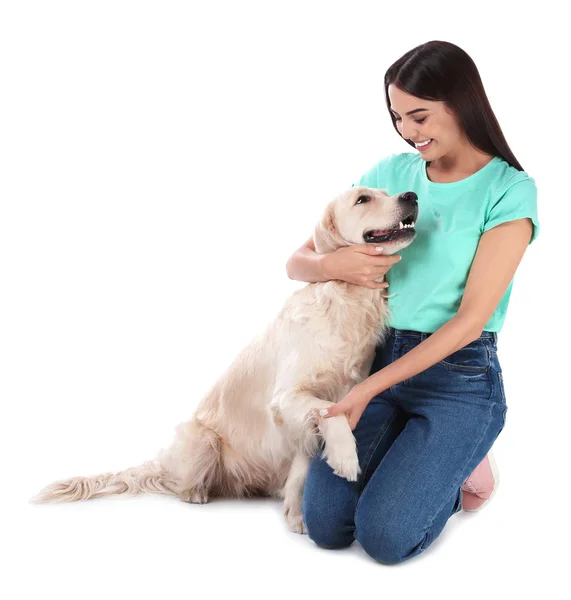 Mujer joven y su perro Golden Retriever sobre fondo blanco —  Fotos de Stock