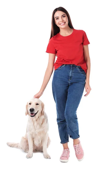 Молода жінка з її золотистим собакою на білому фоні — стокове фото