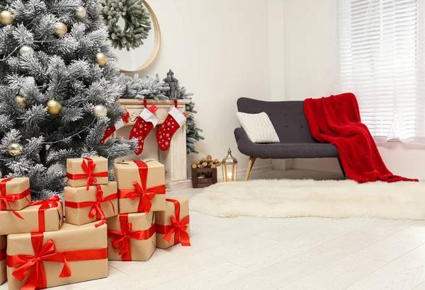 Stilvolles Weihnachtsinterieur mit geschmücktem Tannenbaum und Kamin — Stockfoto