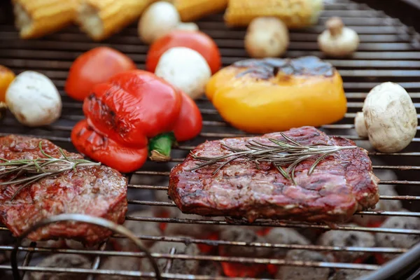 Grill z smacznym świeżym jedzeniem, zbliżenie — Zdjęcie stockowe