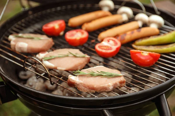 Barbecue con gustosi cibi freschi, primo piano — Foto Stock