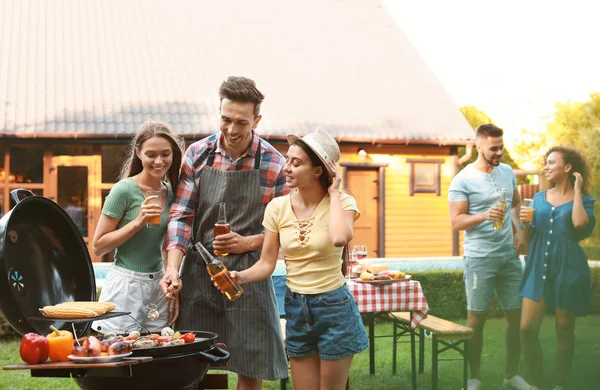 Gruppo di amici divertirsi alla festa barbecue all'aperto — Foto Stock