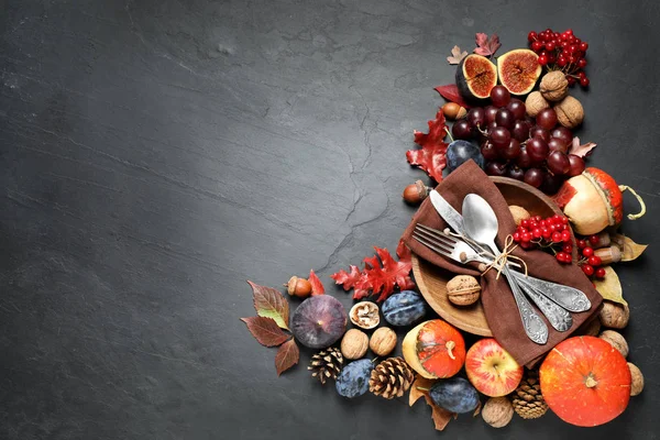 Platte lay compositie met bestek, herfstgroenten en fruit op grijze ondergrond, ruimte voor tekst. Fijne Thanksgiving dag. — Stockfoto